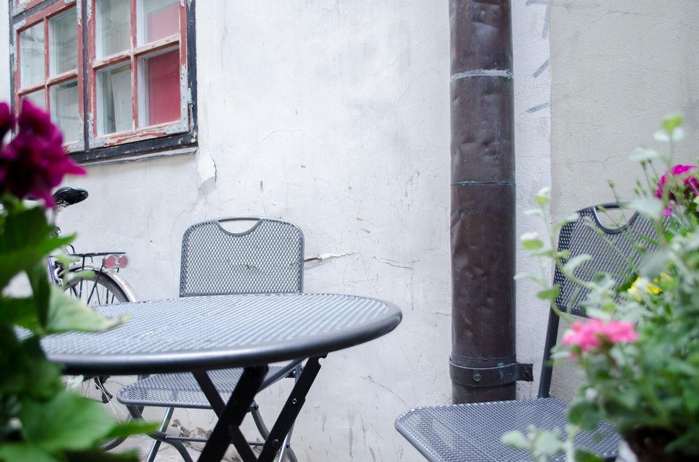 Red Nose Hostel With Self-Check In Riga Ngoại thất bức ảnh